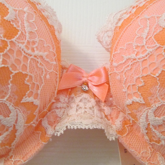 Victoria's Secret Push-up Bra 32C - Picture 2 of 2